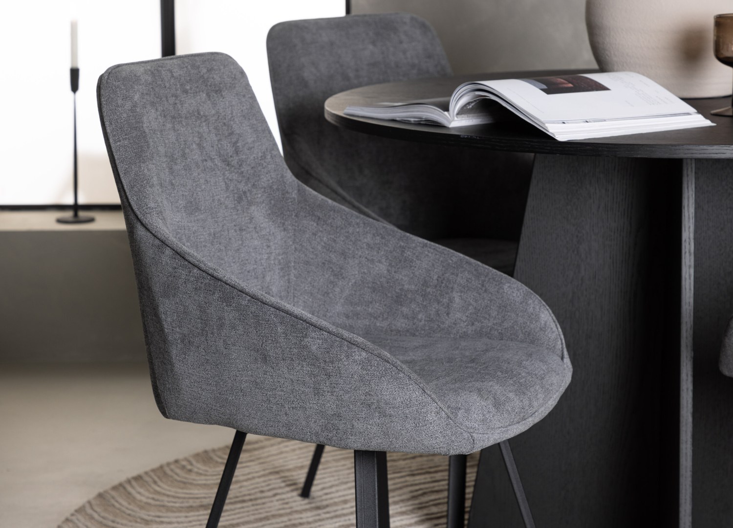 Table ronde Bootcut et 4 chaises Rosie présentées dans un intérieur contemporain
