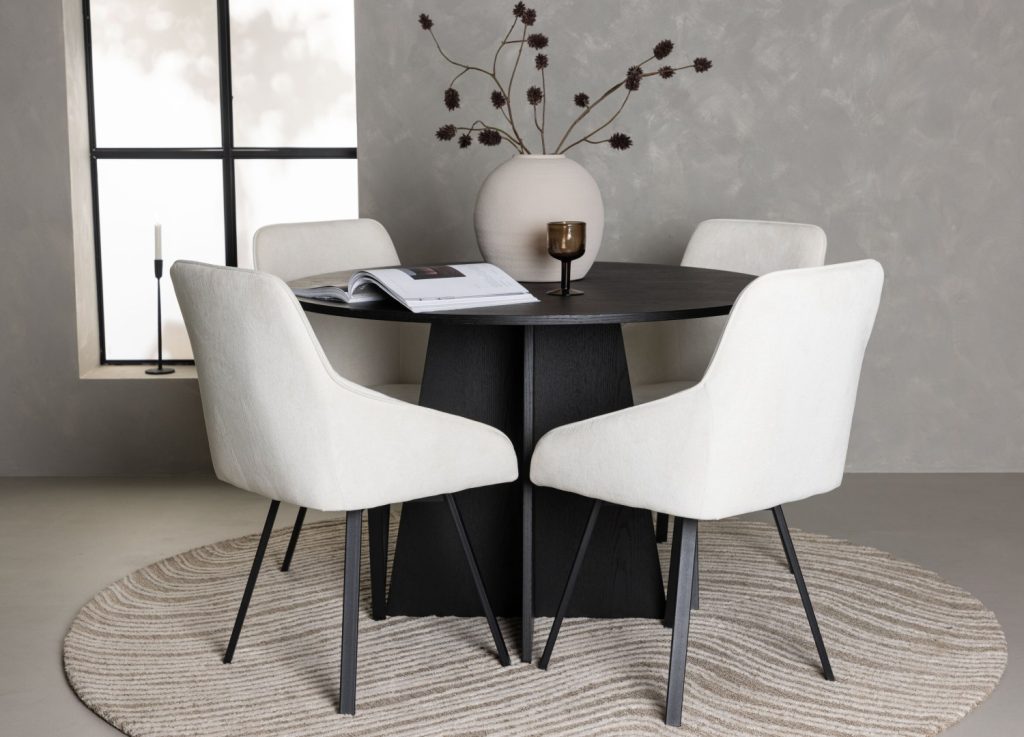 Ensemble table à manger ronde Bootcut avec 4 chaises Rosie dans une salle à manger