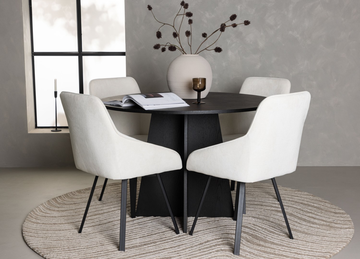 Ensemble table à manger ronde Bootcut avec 4 chaises Rosie dans une salle à manger
