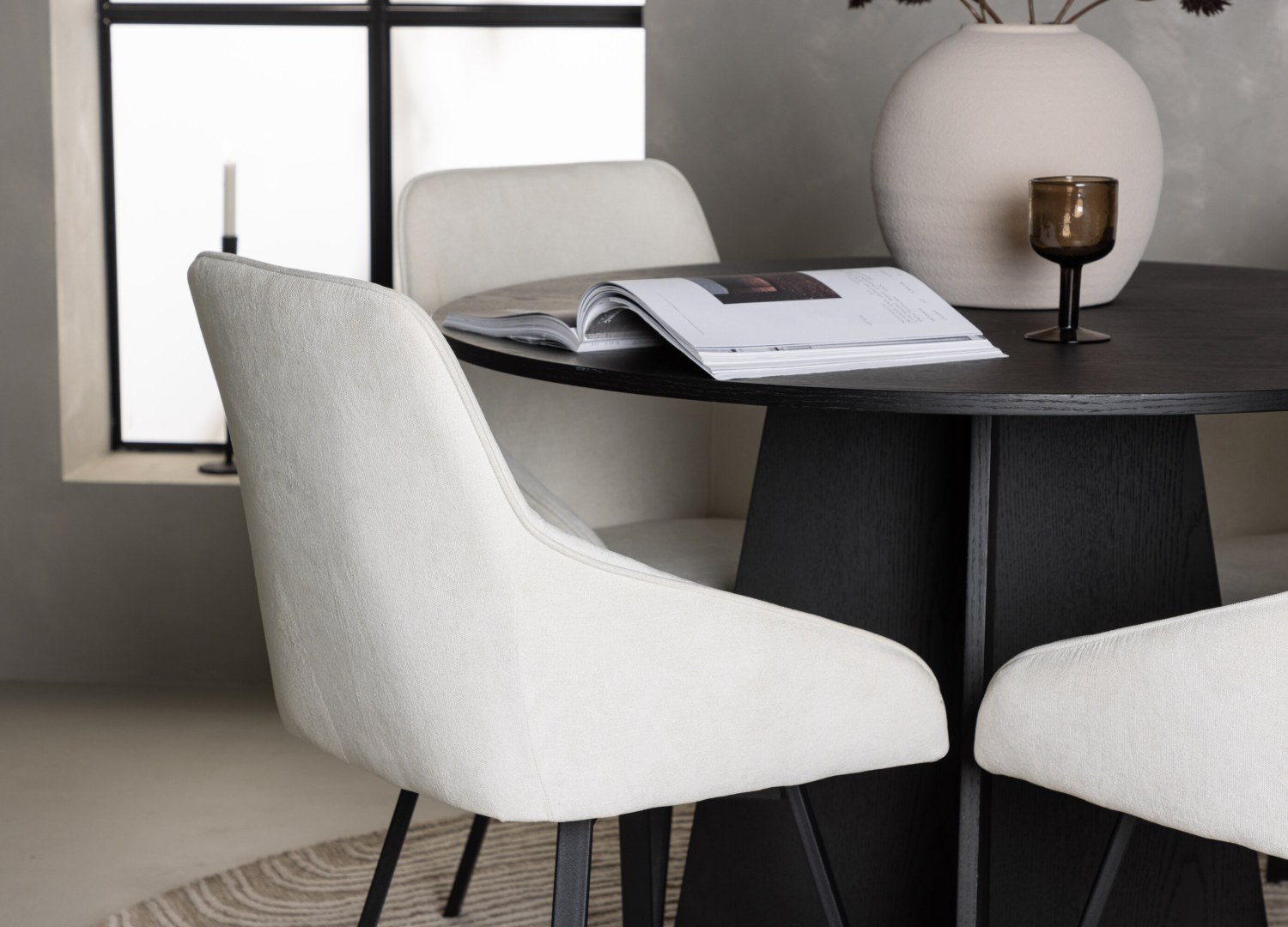 Table ronde Bootcut et 4 chaises Rosie présentées dans un intérieur contemporain