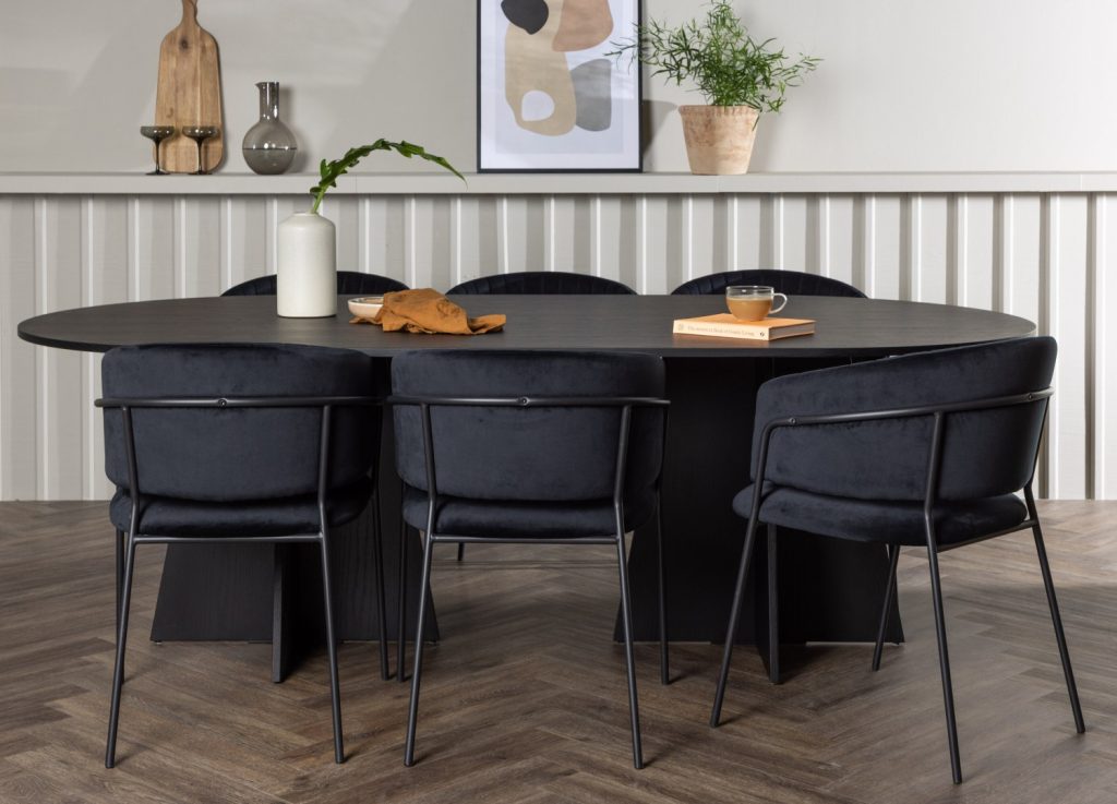 Ensemble table à manger ovale Bootcut avec 6 chaises Selma dans une salle à manger