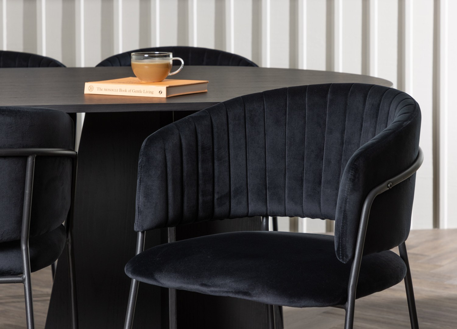 Table ovale Bootcut et 6 chaises Selma présentées dans un intérieur contemporain