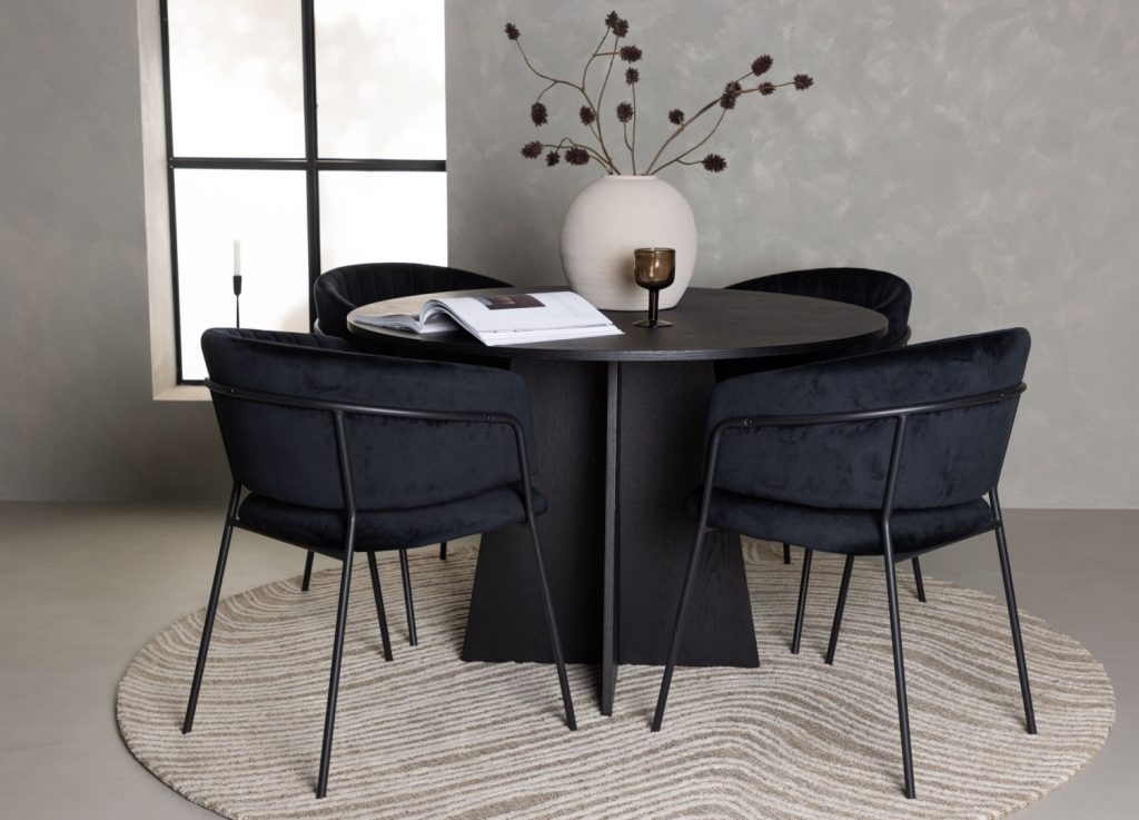 Ensemble table à manger ronde Bootcut avec 4 chaises Selma dans une salle à manger