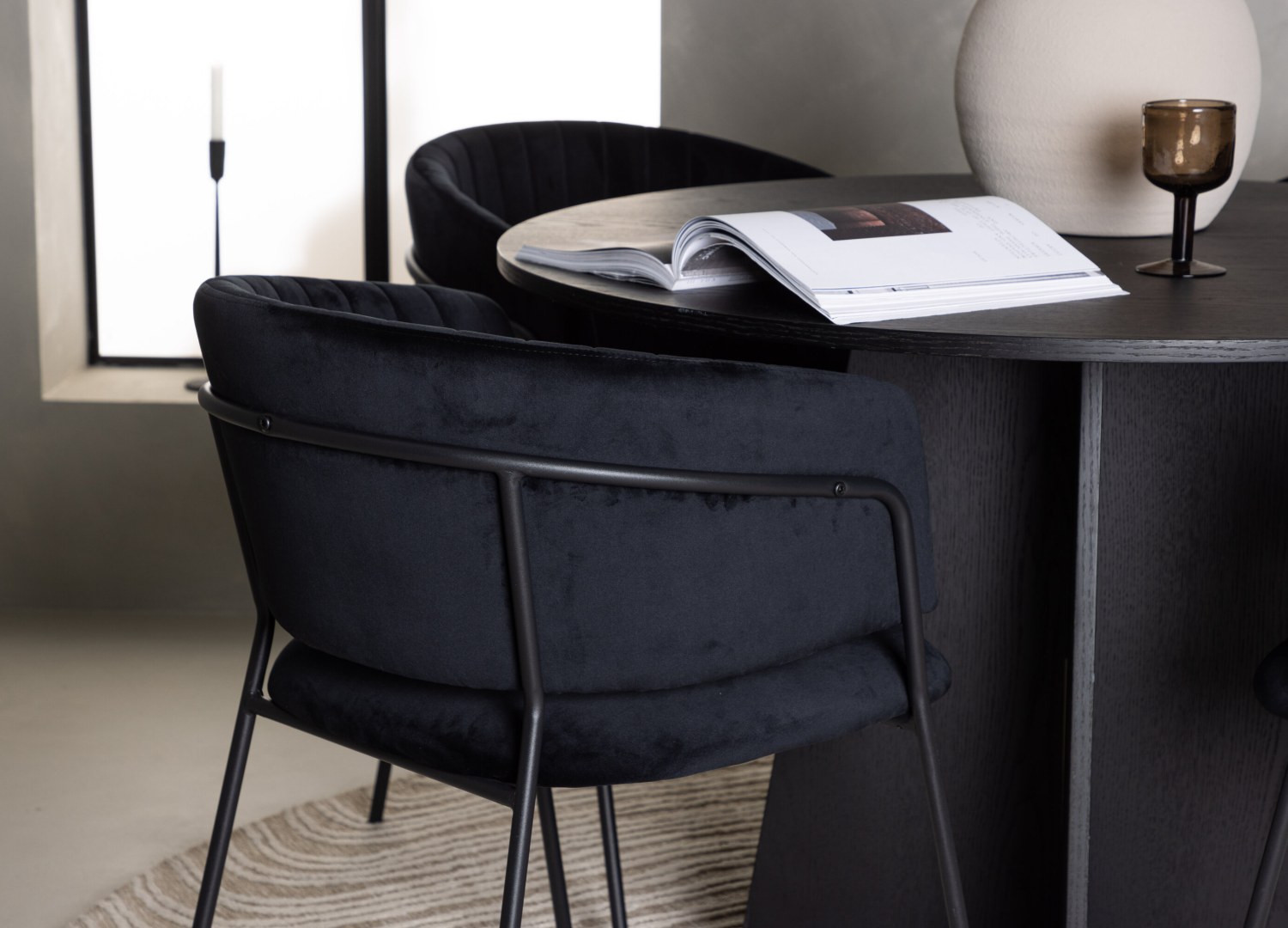 Table ronde Bootcut et 4 chaises Selma présentées dans un intérieur contemporain