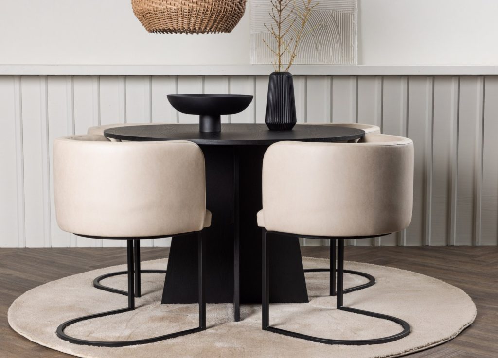 Ensemble table à manger ronde Bootcut avec 4 chaises Simrishamn dans une salle à manger