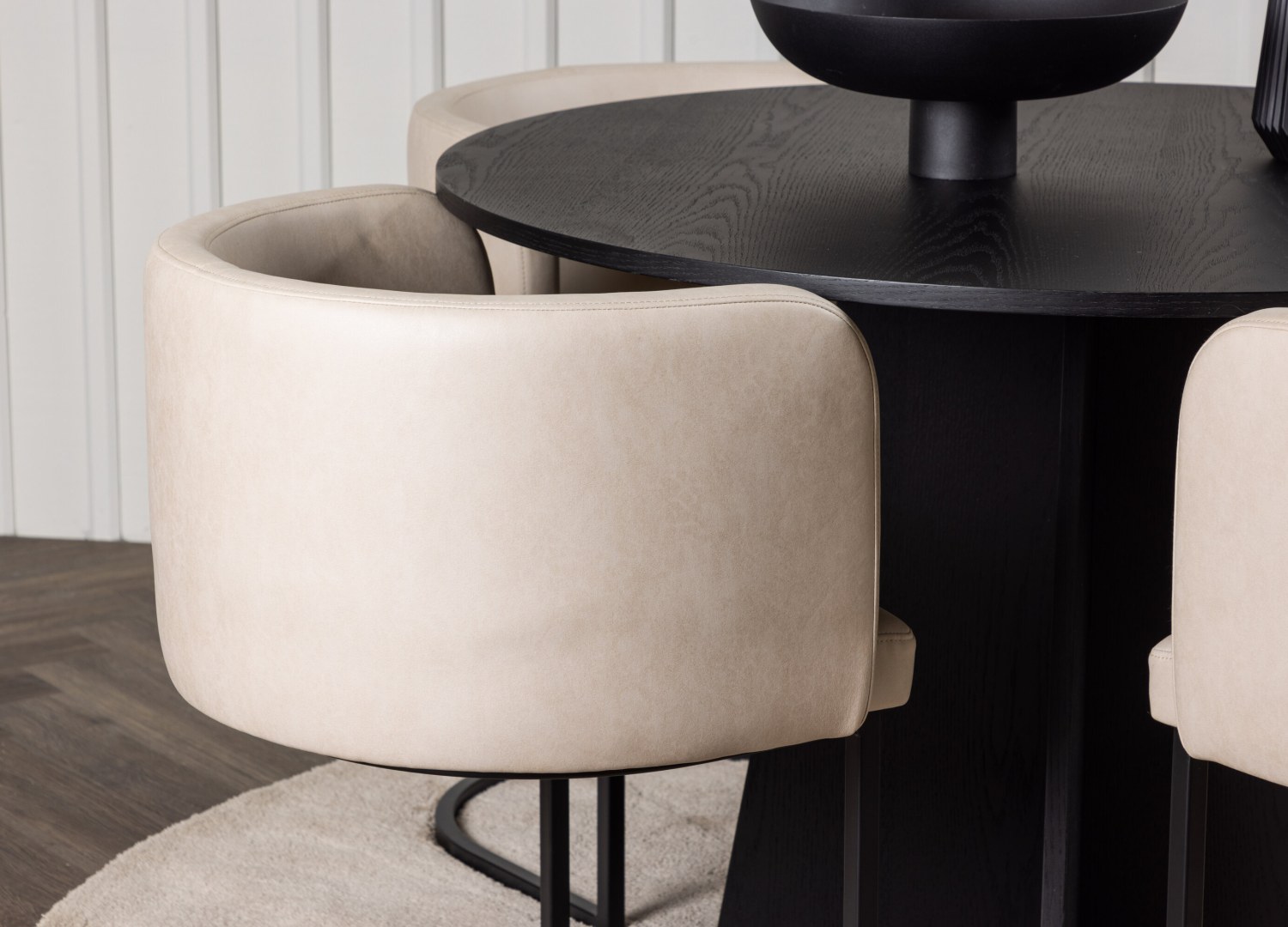 Table ronde Bootcut et 4 chaises Simrishamn présentées dans un intérieur contemporain
