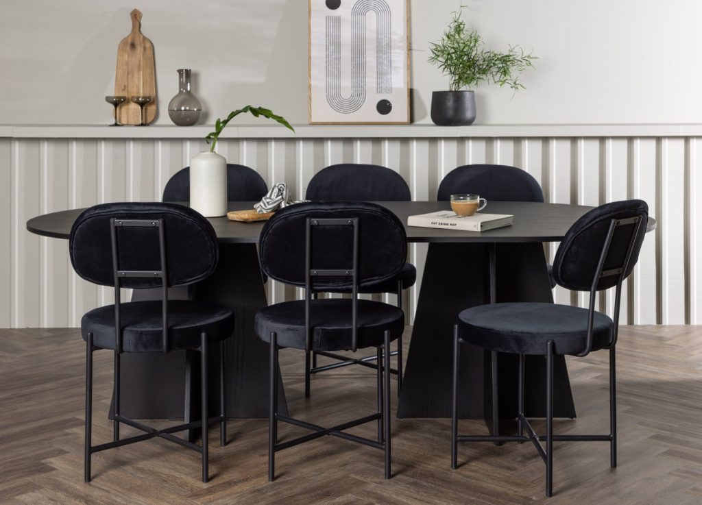 Ensemble table à manger ovale Bootcut avec 6 chaises Stella dans une salle à manger