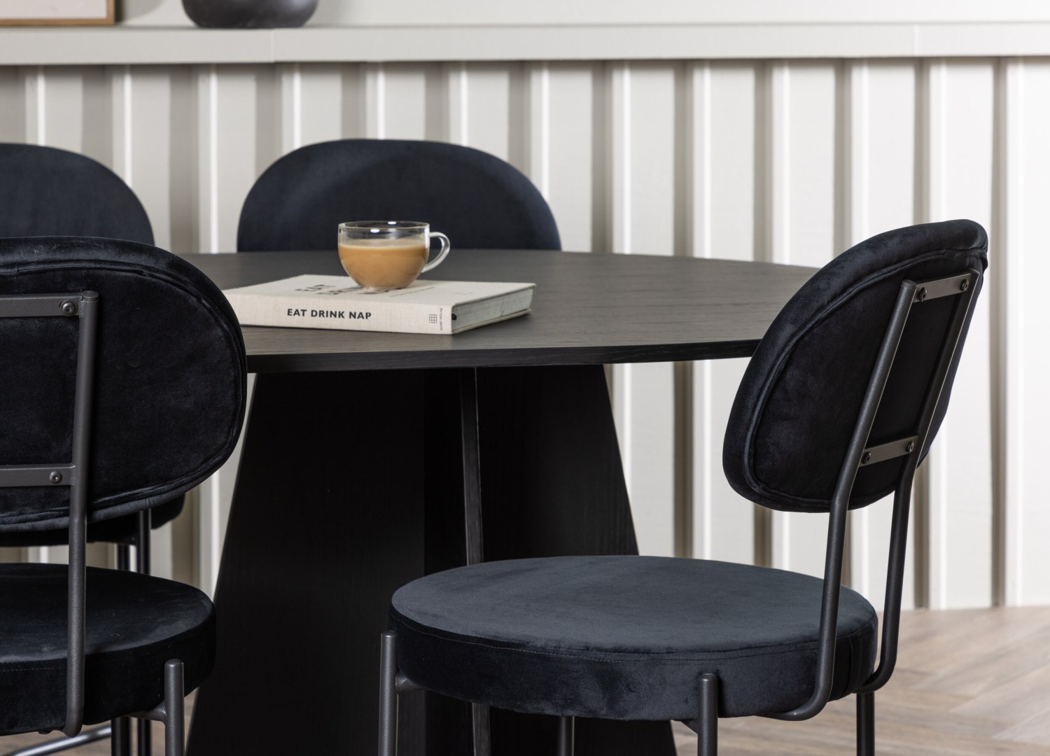 Table ovale Bootcut et 6 chaises Stella présentées dans un intérieur contemporain