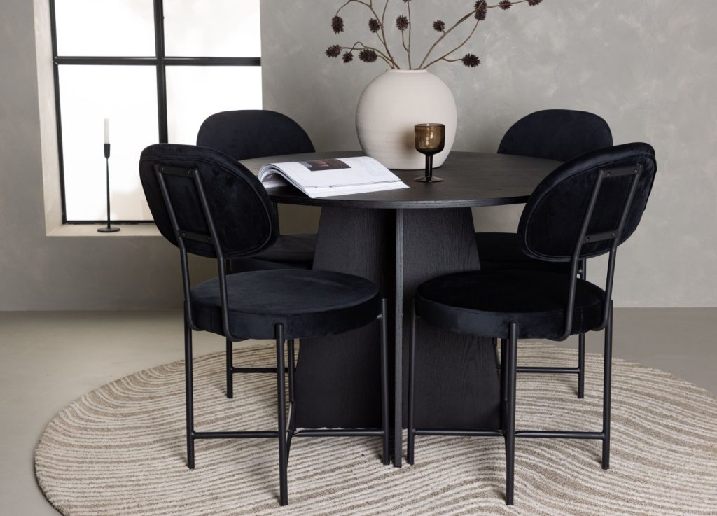 Ensemble table à manger ronde Bootcut avec 4 chaises Stella dans une salle à manger