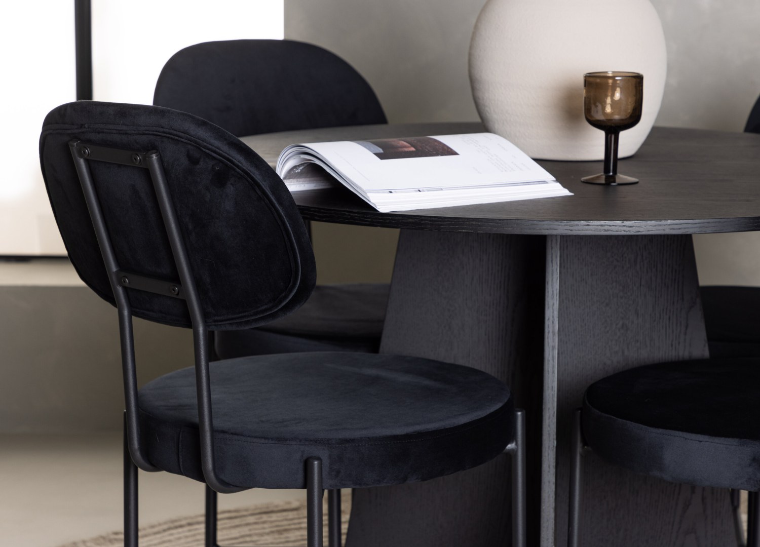 Table ronde Bootcut et 4 chaises Stella présentées dans un intérieur contemporain