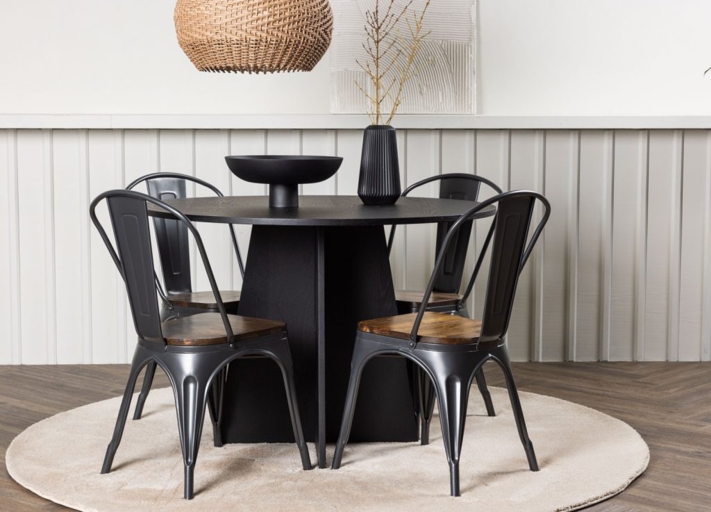 Ensemble table à manger ronde Bootcut avec 4 chaises Tempe dans une salle à manger