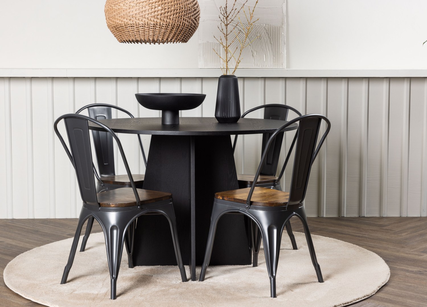 Ensemble table à manger ronde Bootcut avec 4 chaises Tempe dans une salle à manger