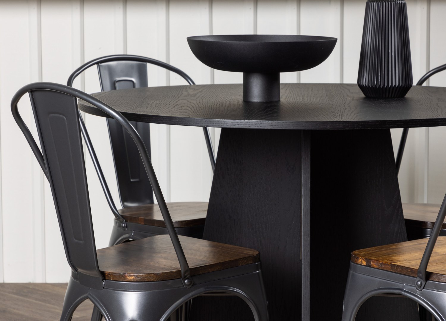 Table ronde Bootcut et 4 chaises Tempe présentées dans un intérieur contemporain