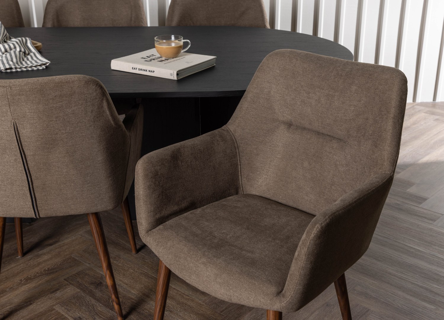 Table ovale Bootcut et 6 chaises Tomorrow présentées dans un intérieur contemporain