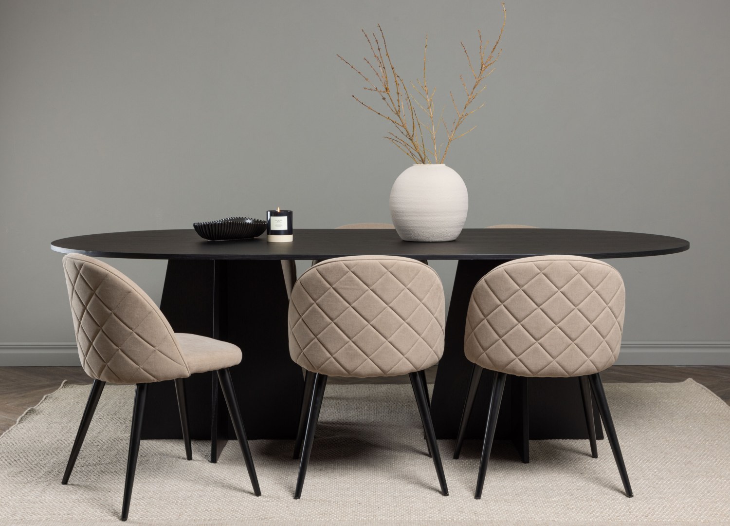 Ensemble table à manger ovale Bootcut avec 6 chaises Velvet dans une salle à manger