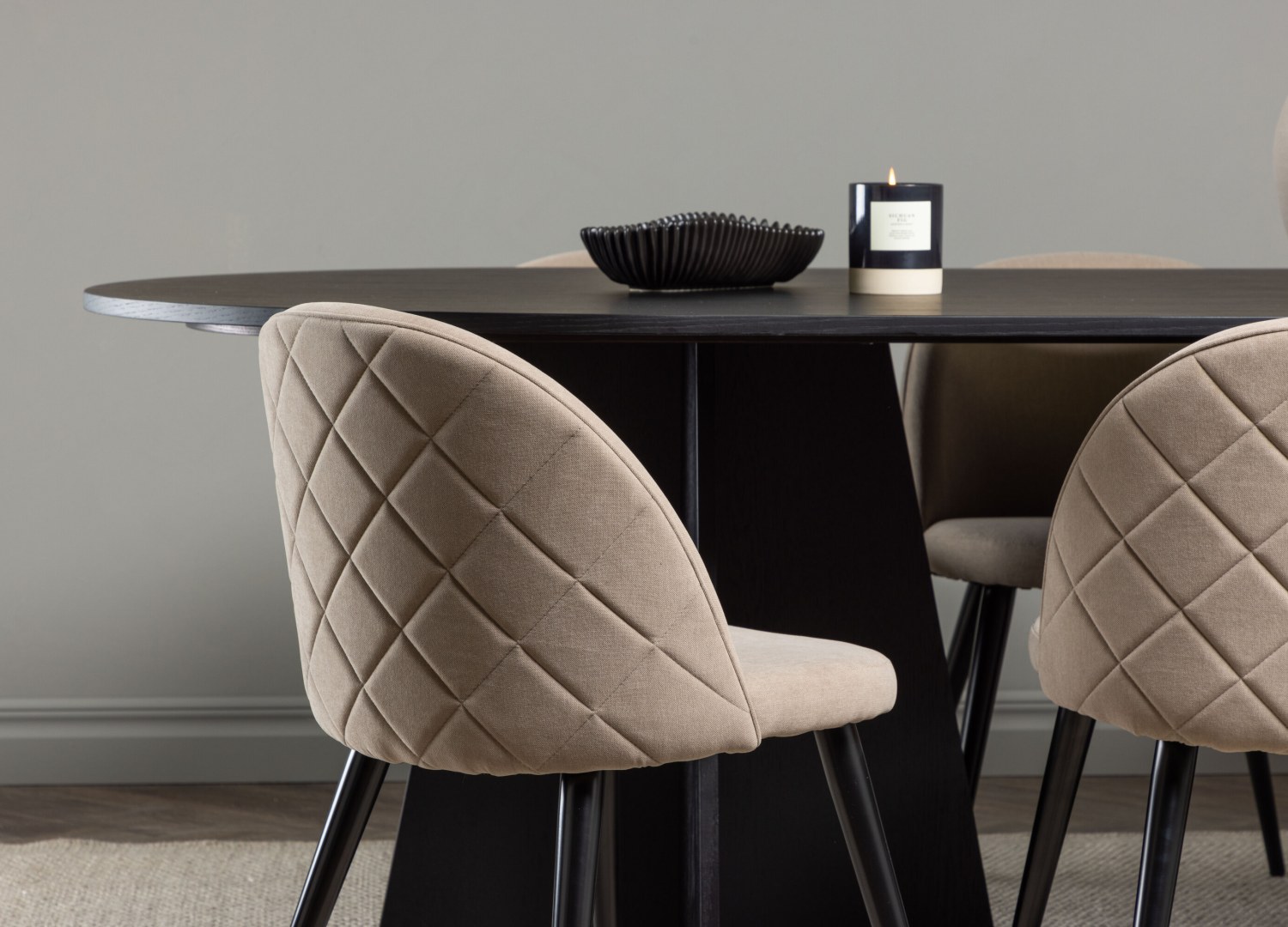 Table ovale Bootcut et 6 chaises Velvet présentées dans un intérieur contemporain
