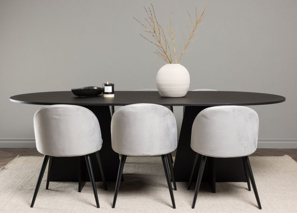 Ensemble table à manger ovale Bootcut avec 6 chaises Velvet dans une salle à manger