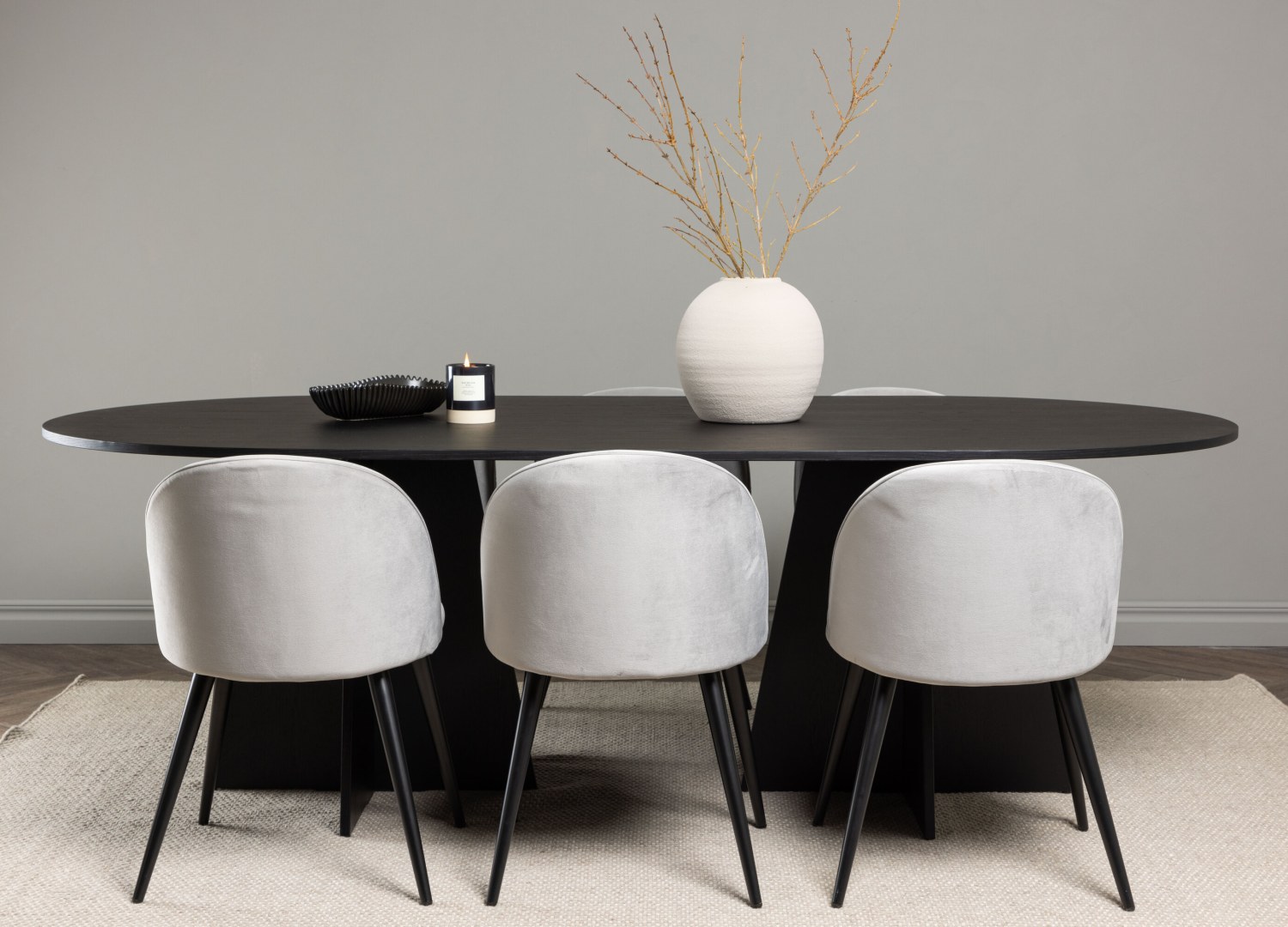 Ensemble table à manger ovale Bootcut avec 6 chaises Velvet dans une salle à manger