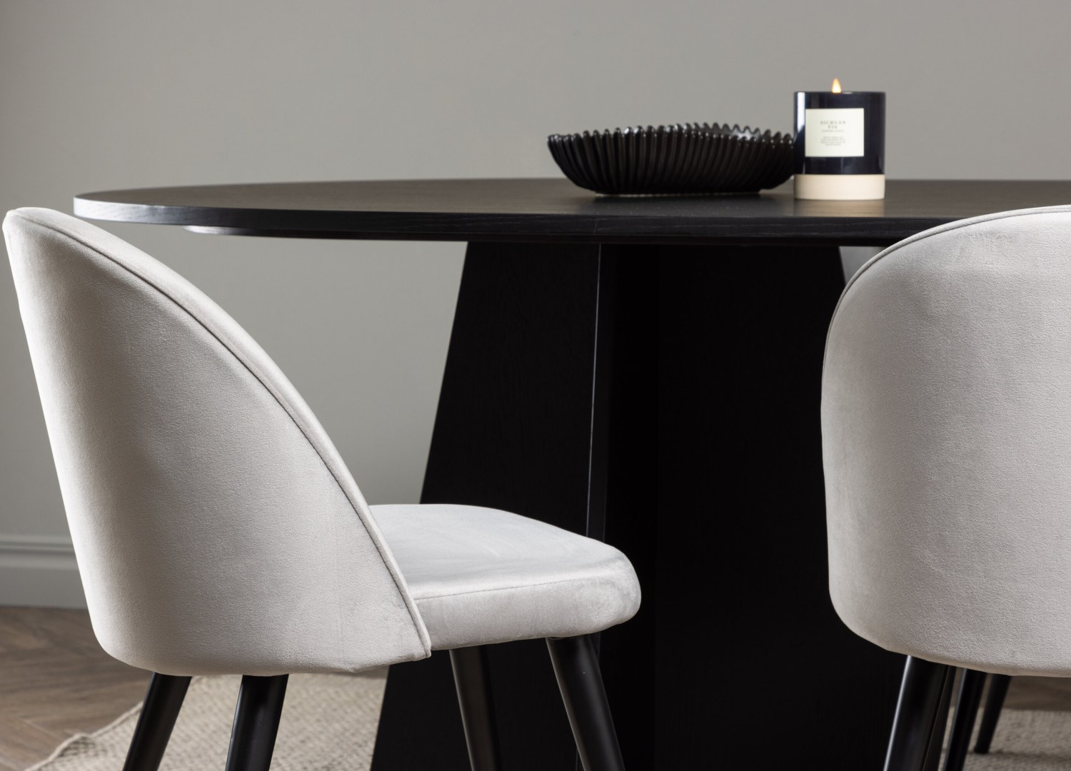 Table ovale Bootcut et 6 chaises Velvet présentées dans un intérieur contemporain
