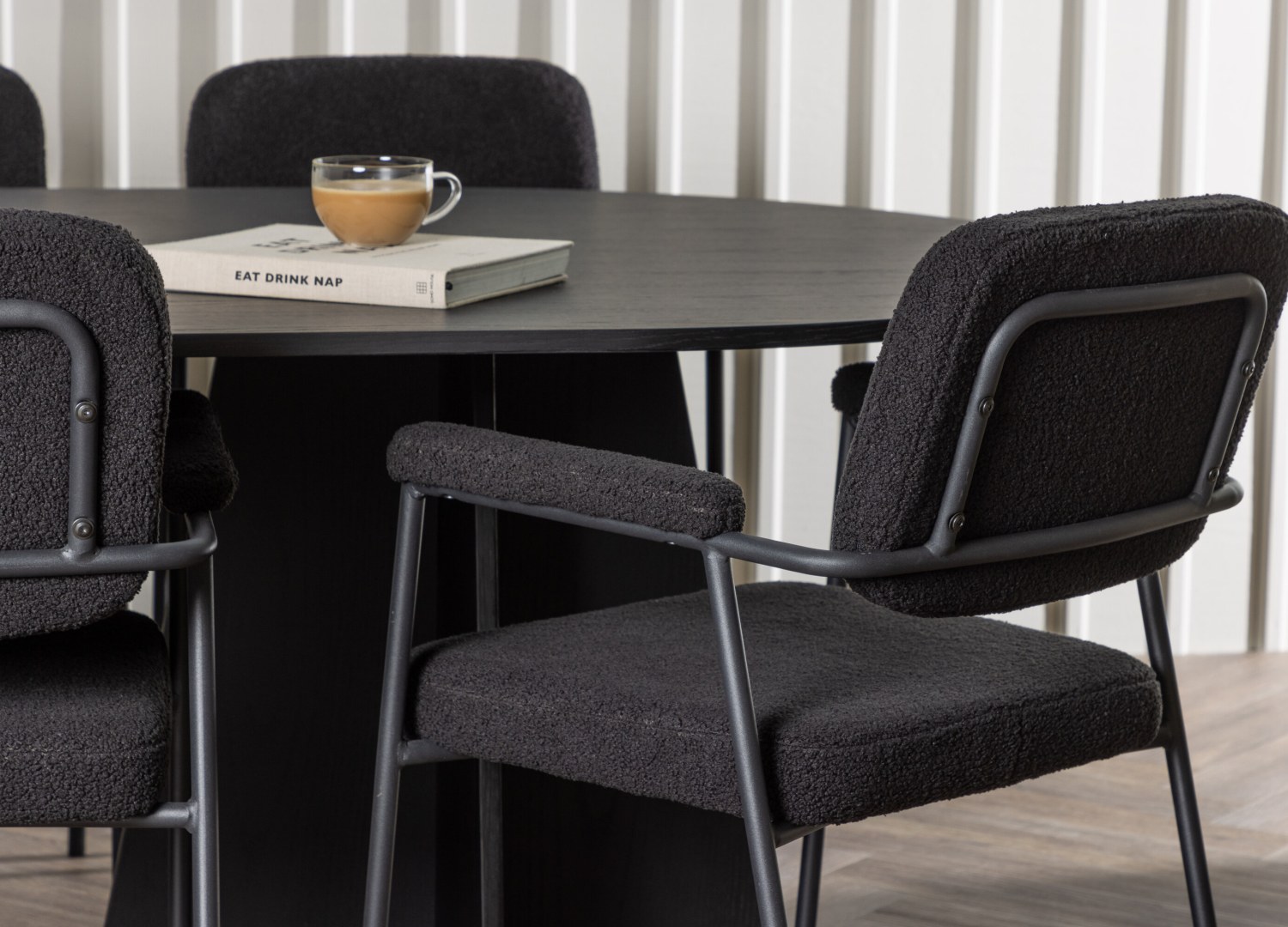 Table ovale Bootcut et 6 chaises Yesterday présentées dans un intérieur contemporain