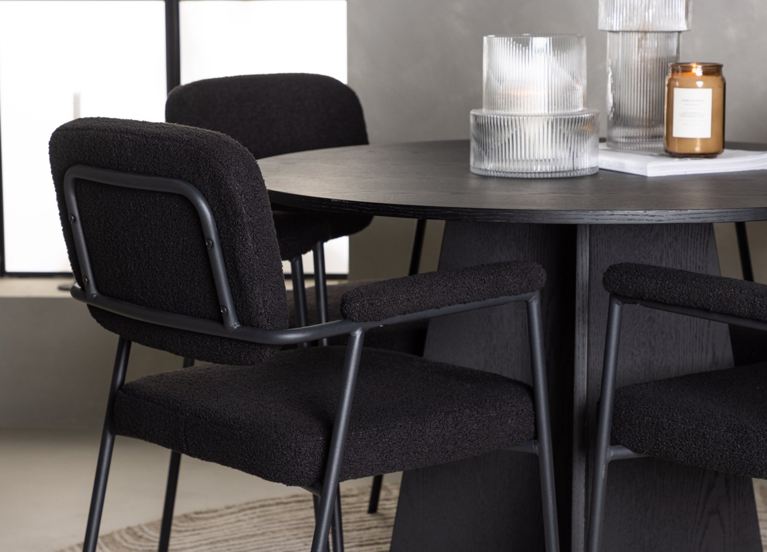 Table ronde Bootcut et 4 chaises Yesterday présentées dans un intérieur contemporain