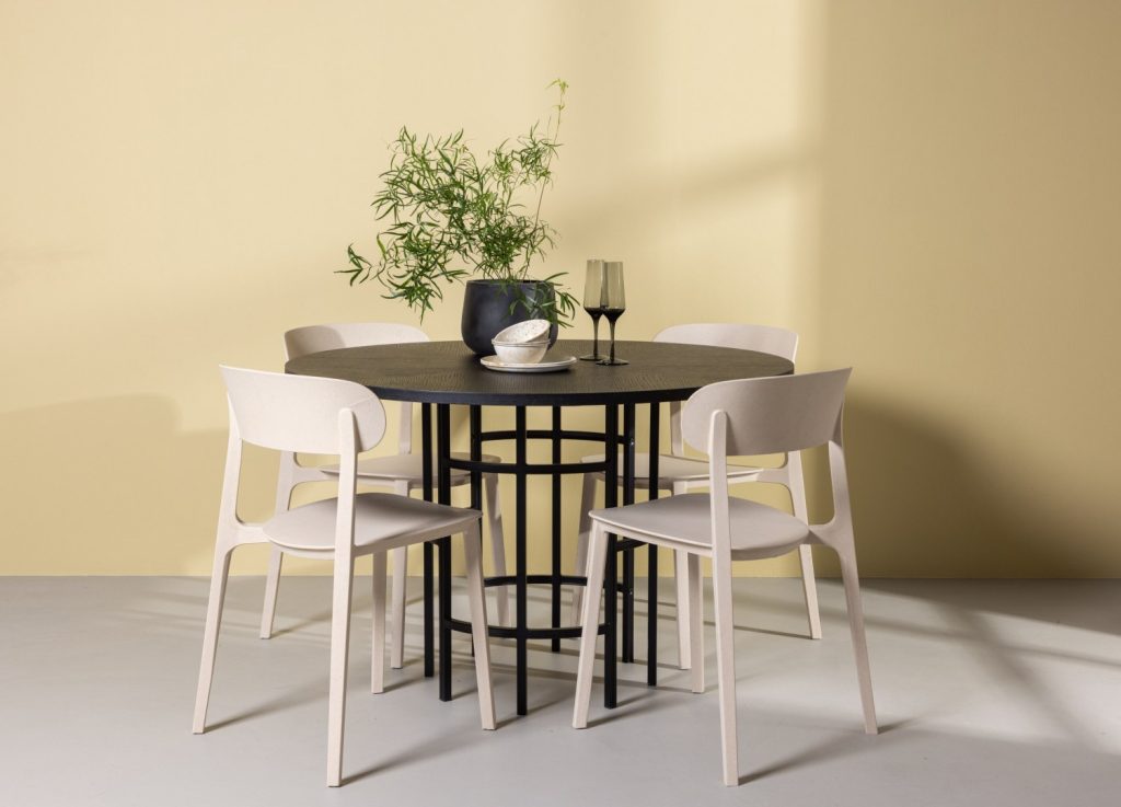 Ensemble table à manger ronde Copenhagen avec 4 chaises Åstol dans une salle à manger