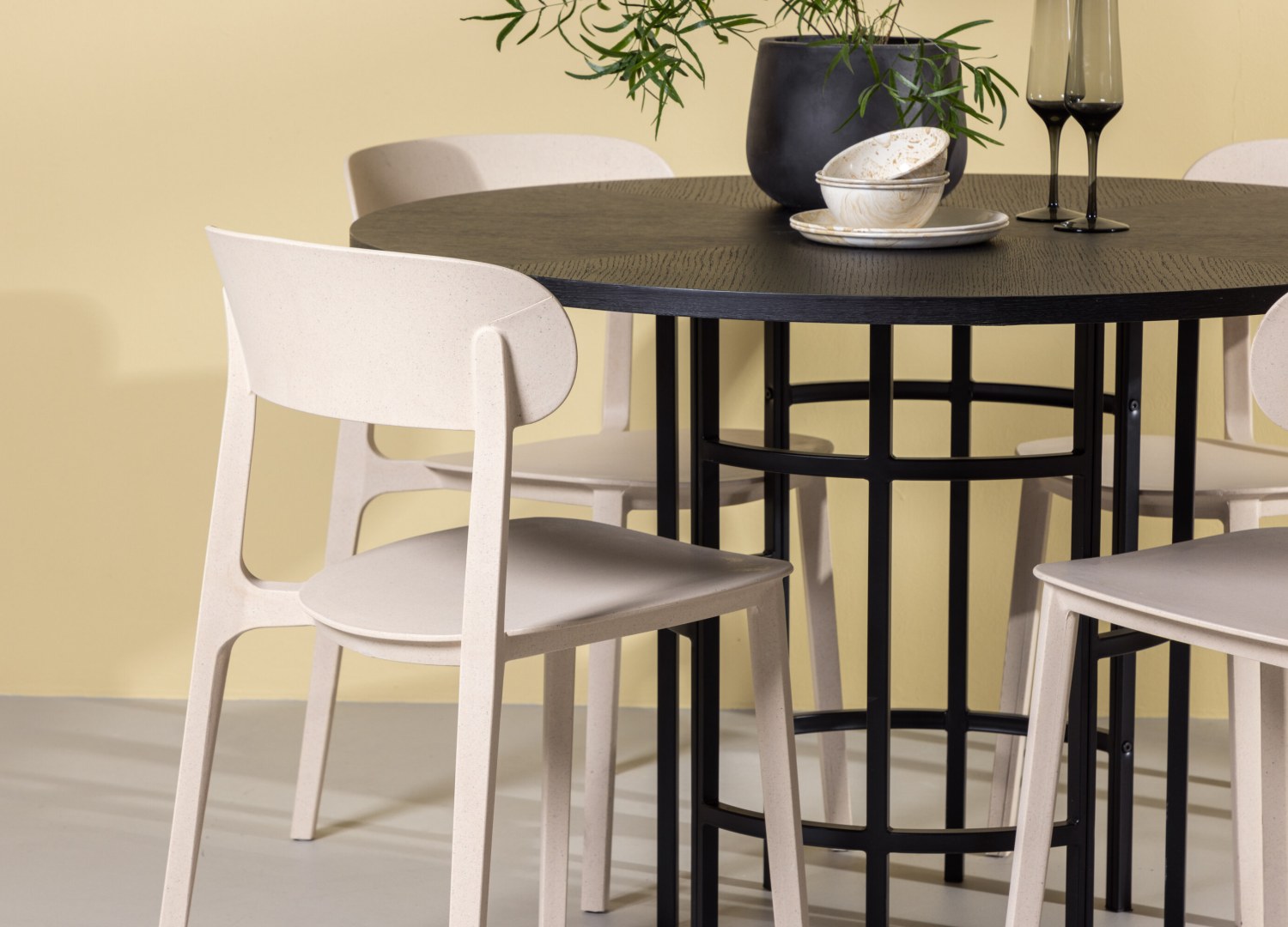 Table ronde Copenhagen et 4 chaises Åstol présentées dans un intérieur contemporain