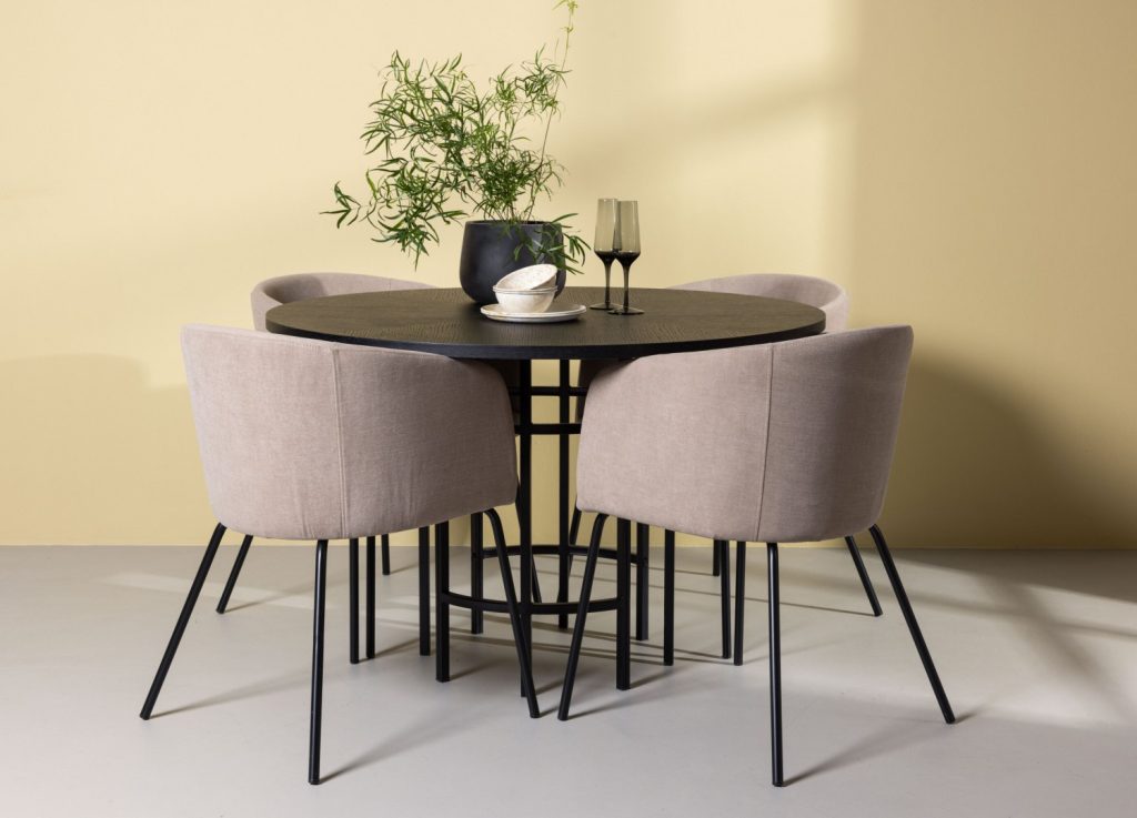 Ensemble table à manger ronde Copenhagen avec 4 chaises Berit dans une salle à manger