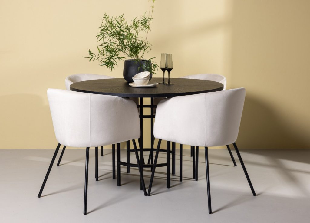 Ensemble table à manger ronde Copenhagen avec 4 chaises Berit dans une salle à manger