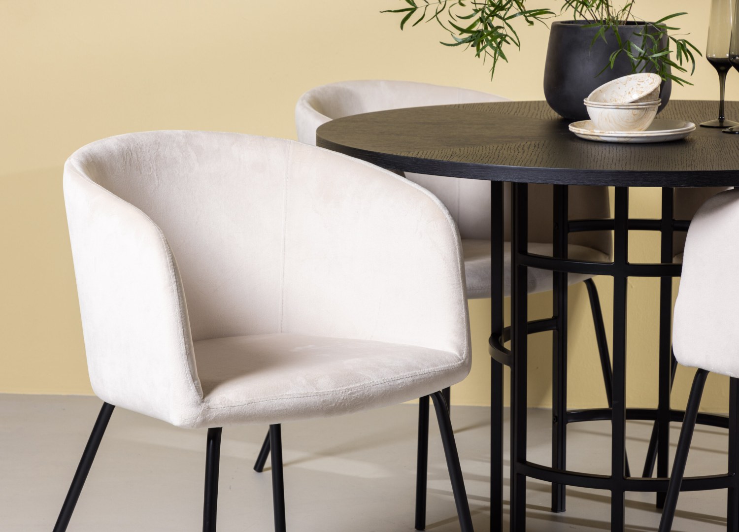Table ronde Copenhagen et 4 chaises Berit présentées dans un intérieur contemporain