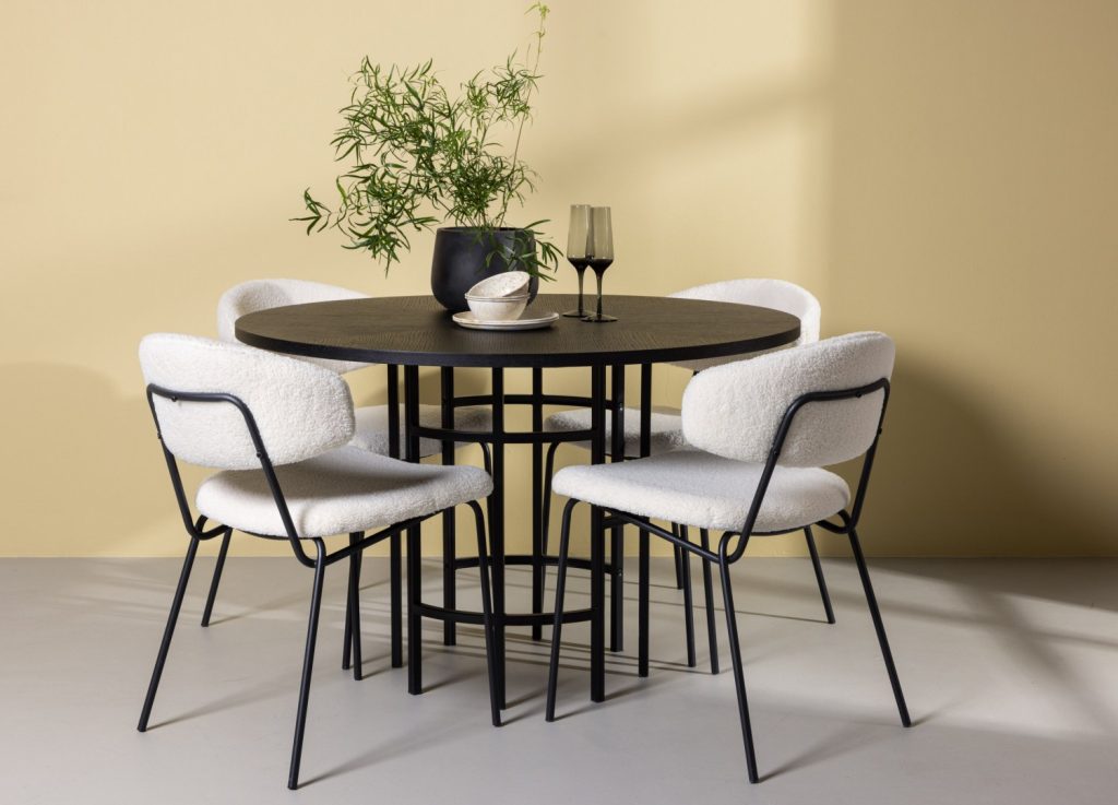 Ensemble table à manger ronde Copenhagen avec 4 chaises Chico dans une salle à manger