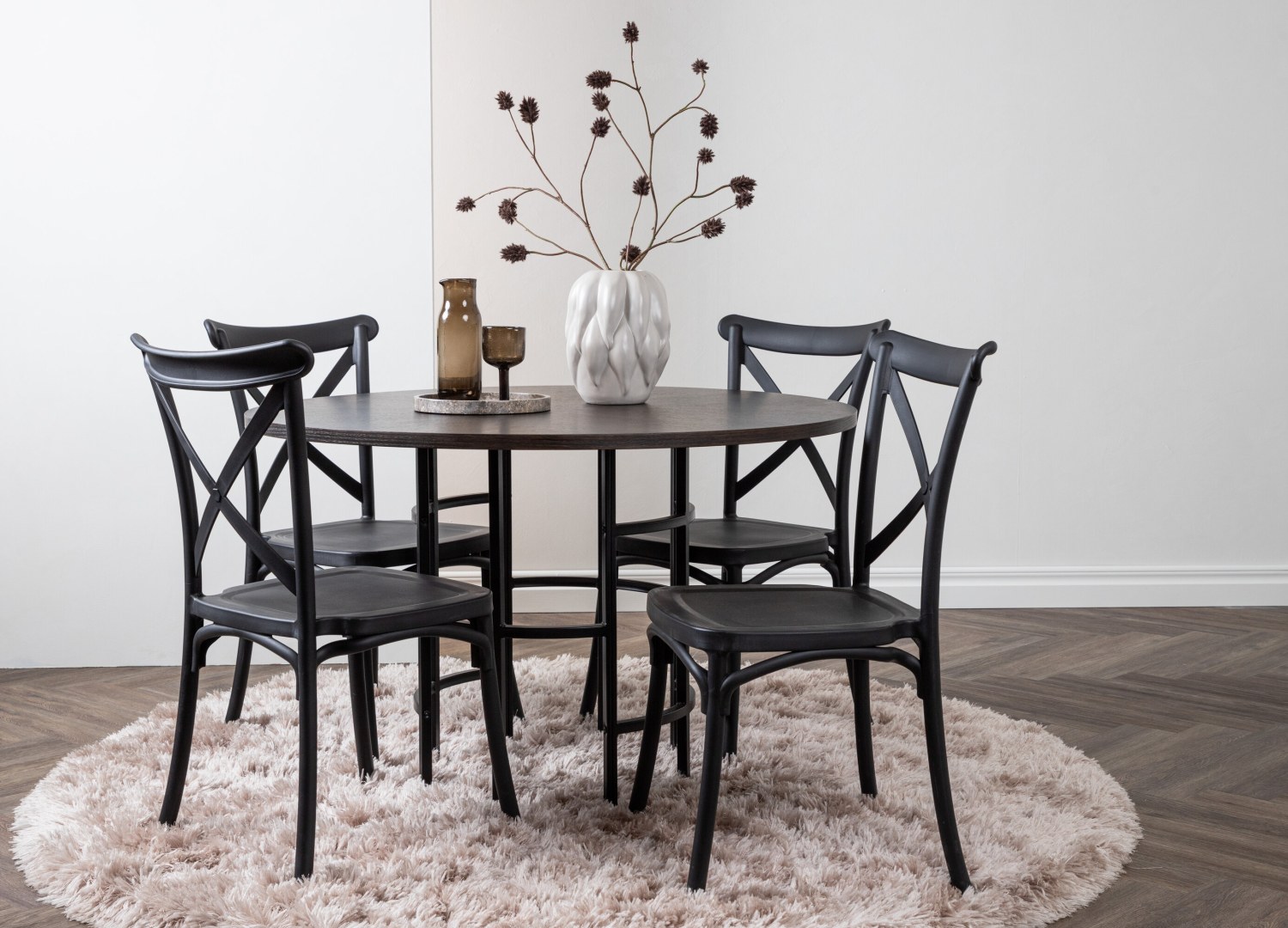Ensemble table à manger ronde Copenhagen avec 4 chaises Crosett dans une salle à manger