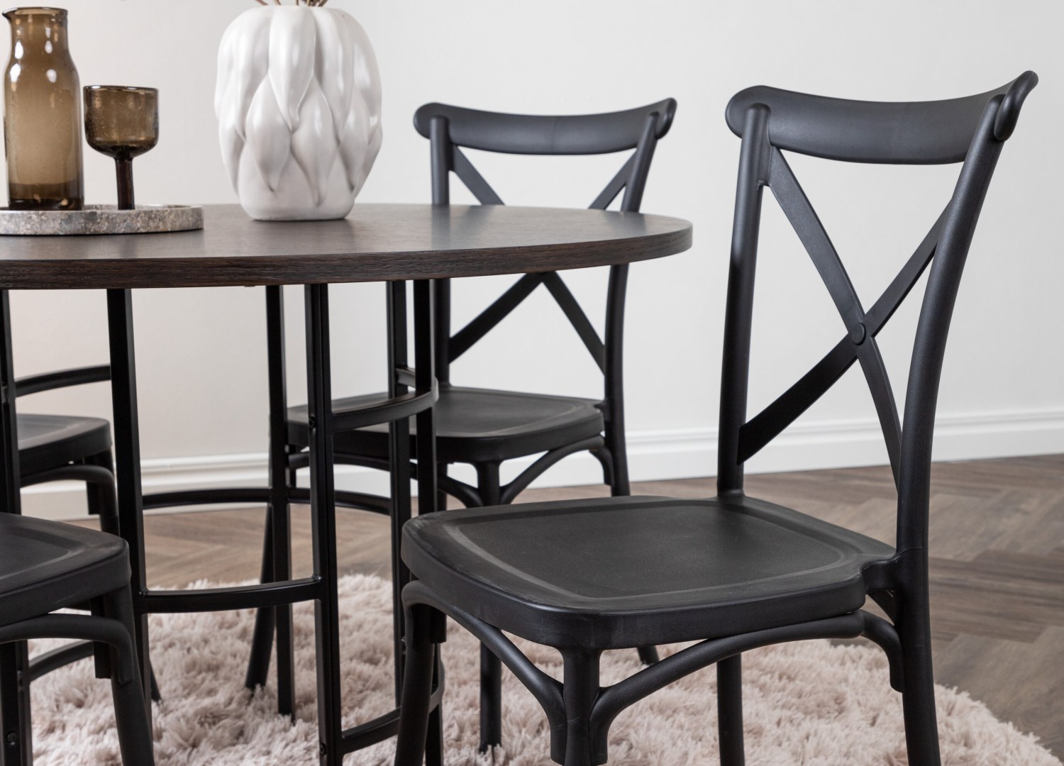 Table ronde Copenhagen et 4 chaises Crosett présentées dans un intérieur contemporain