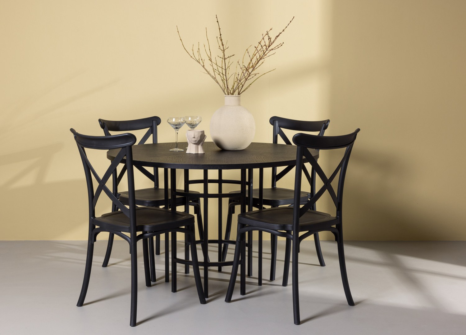 Ensemble table à manger ronde Copenhagen avec 4 chaises Crosett dans une salle à manger