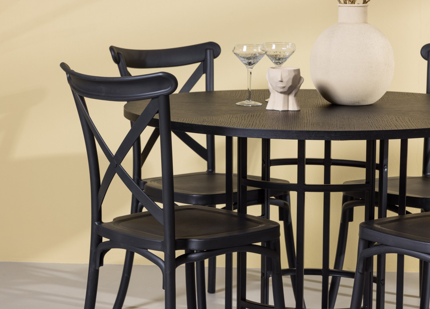 Table ronde Copenhagen et 4 chaises Crosett présentées dans un intérieur contemporain
