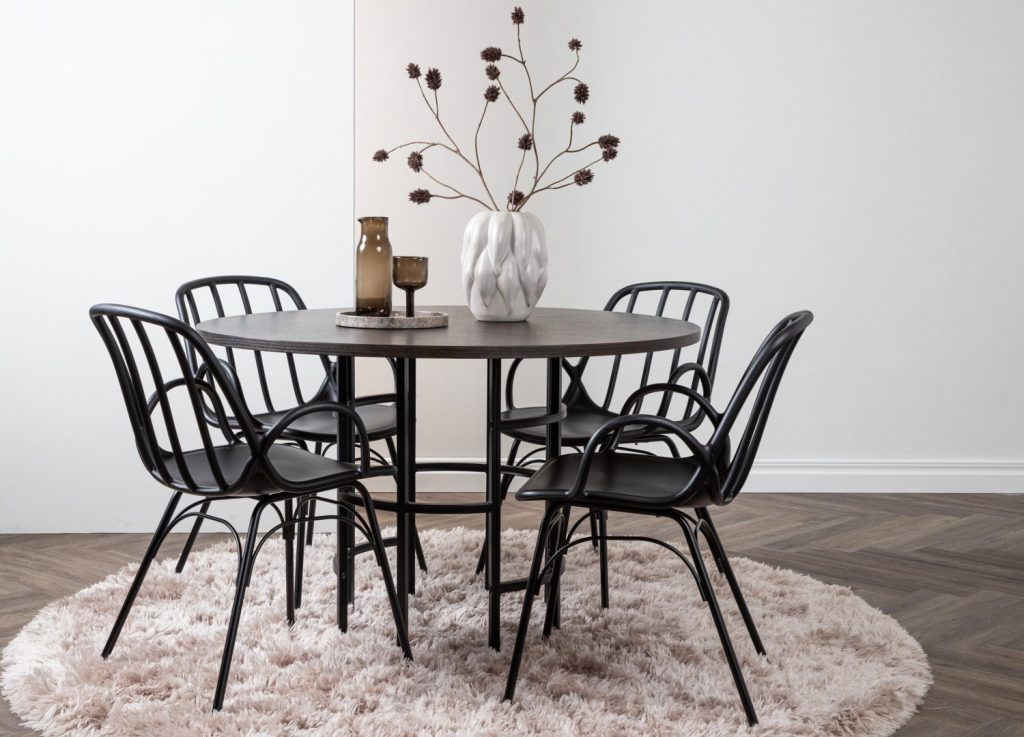 Ensemble table à manger ronde Copenhagen avec 4 chaises Dyrön dans une salle à manger
