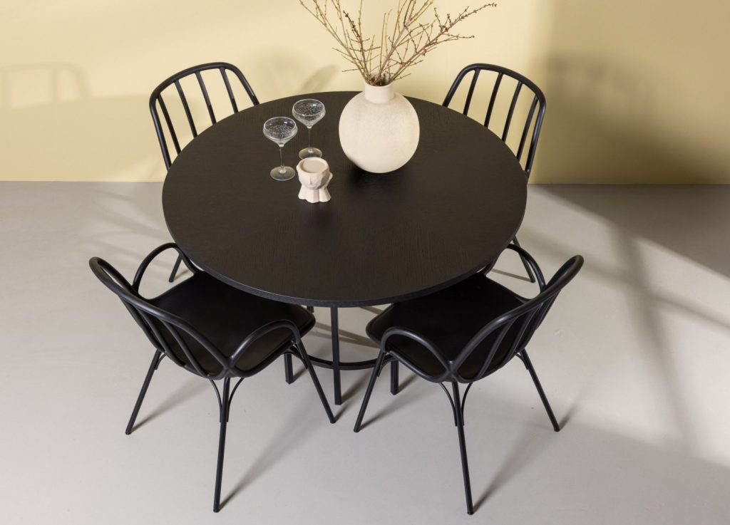 Ensemble table à manger ronde Copenhagen avec 4 chaises Dyrön dans une salle à manger