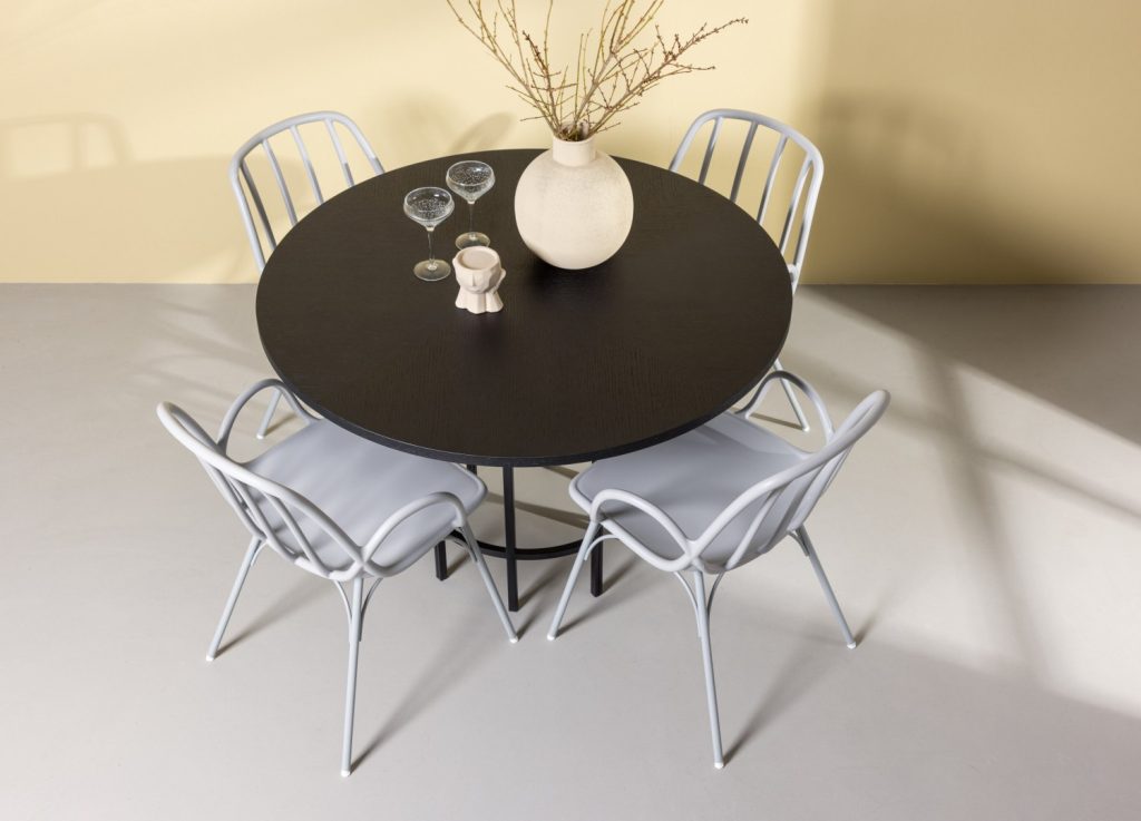 Ensemble table à manger ronde Copenhagen avec 4 chaises Dyrön dans une salle à manger