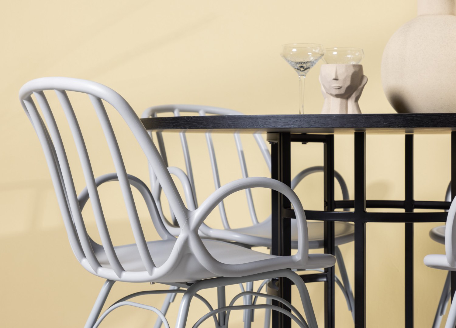 Table ronde Copenhagen et 4 chaises Dyrön présentées dans un intérieur contemporain