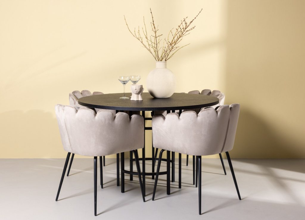 Ensemble table à manger ronde Copenhagen avec 4 chaises Limhamn dans une salle à manger