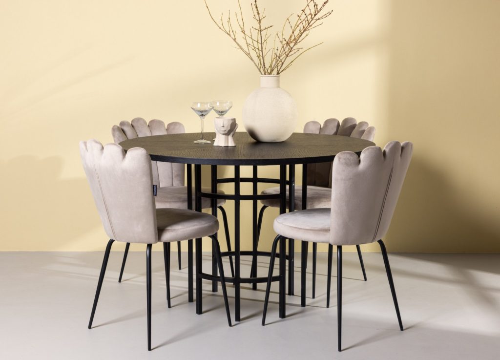 Ensemble table à manger ronde Copenhagen avec 4 chaises Limhamn dans une salle à manger