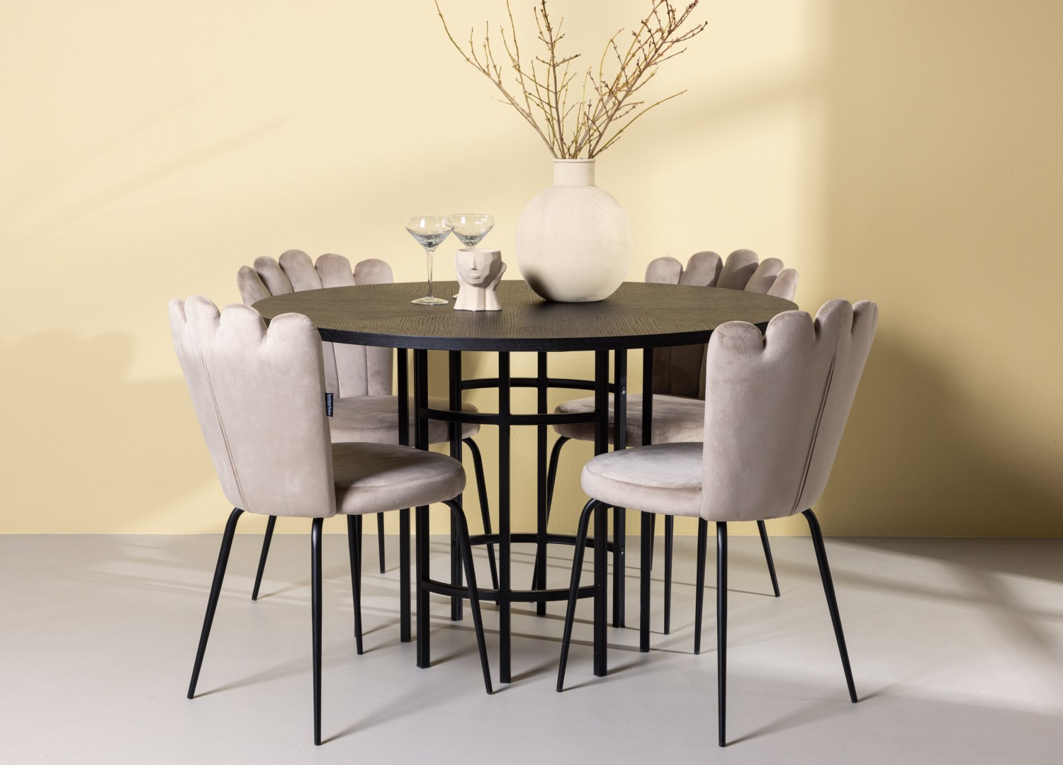 Ensemble table à manger ronde Copenhagen avec 4 chaises Limhamn dans une salle à manger