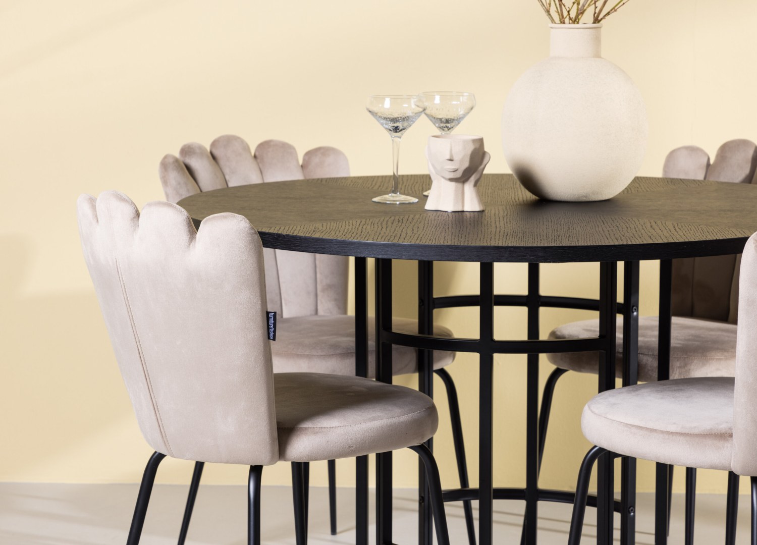Table ronde Copenhagen et 4 chaises Limhamn présentées dans un intérieur contemporain