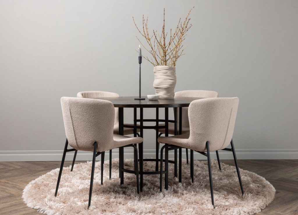 Ensemble table à manger ronde Copenhagen avec 4 chaises Modesto dans une salle à manger