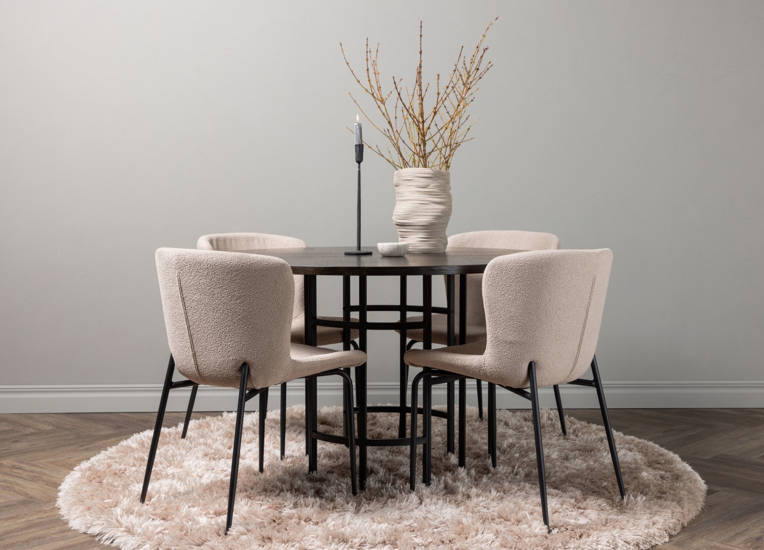 Ensemble table à manger ronde Copenhagen avec 4 chaises Modesto dans une salle à manger