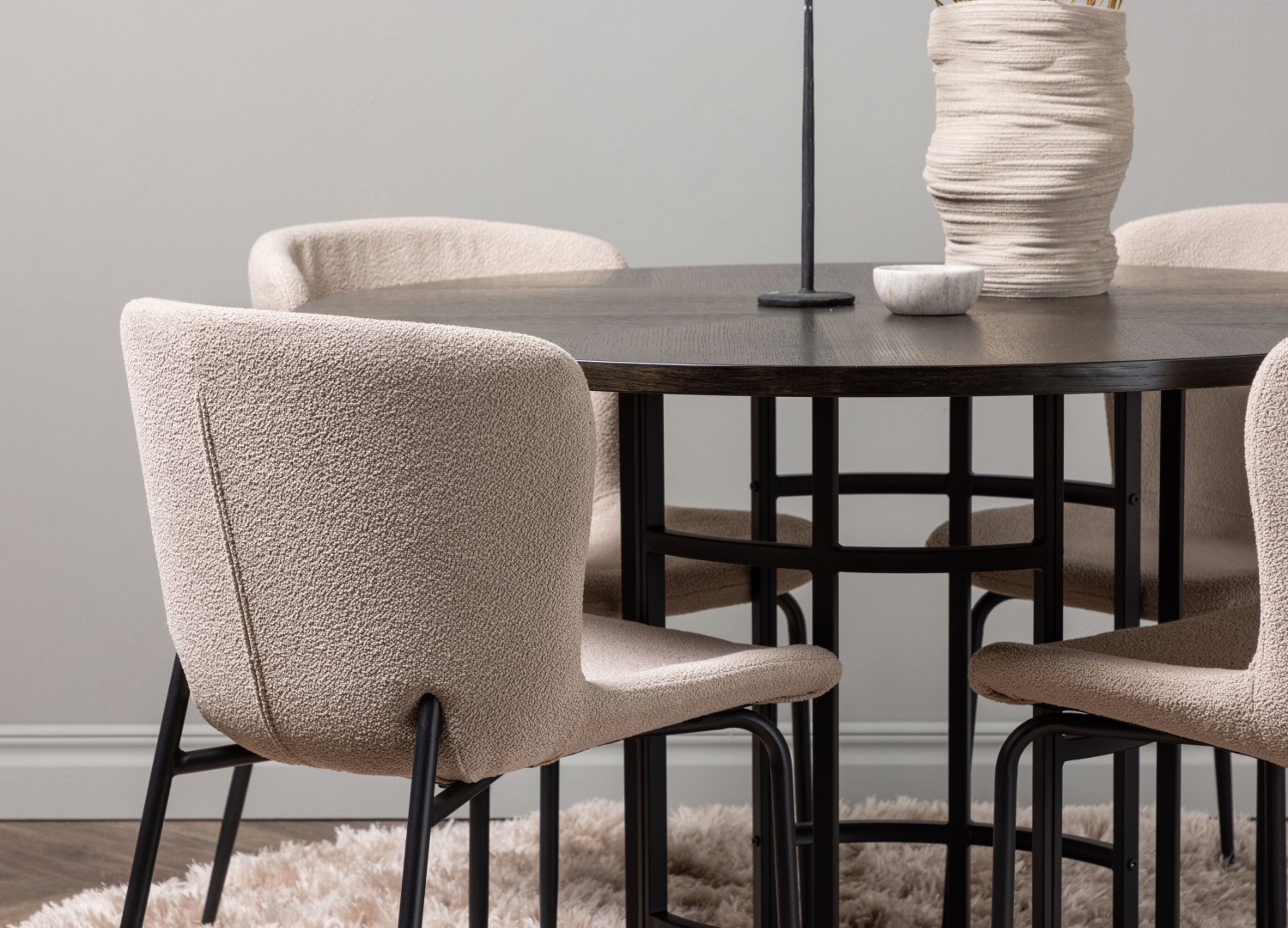 Table ronde Copenhagen et 4 chaises Modesto présentées dans un intérieur contemporain