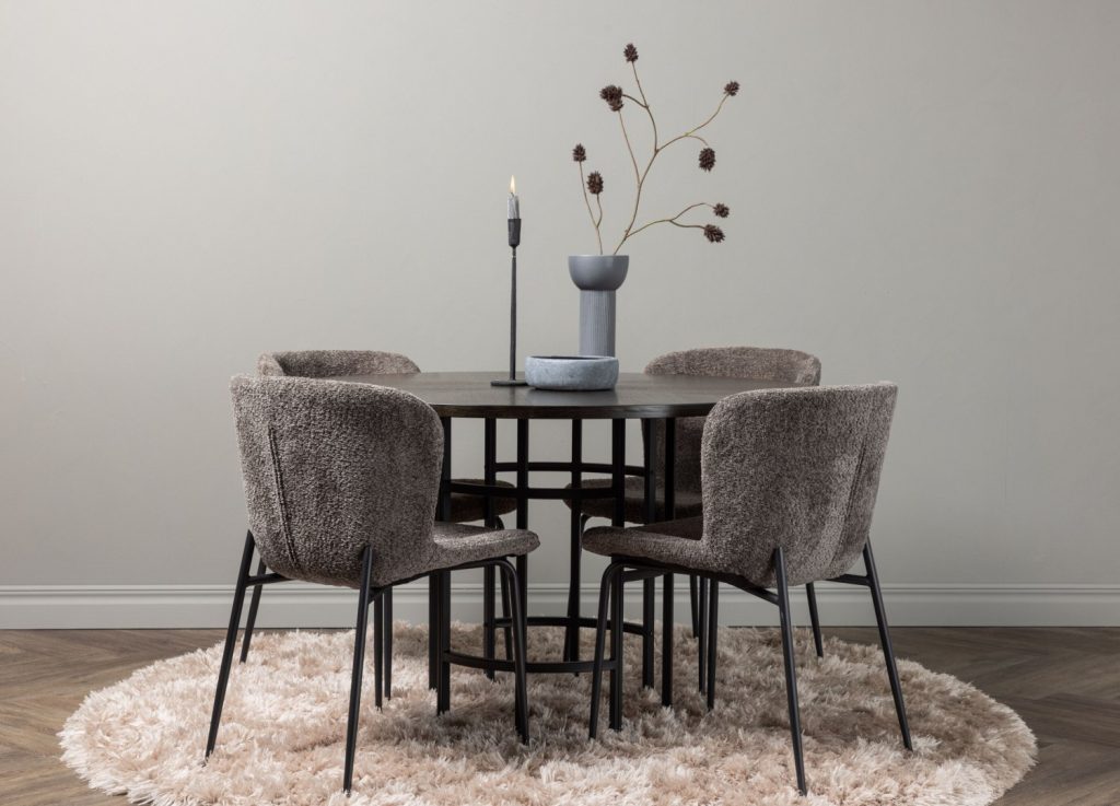 Ensemble table à manger ronde Copenhagen avec 4 chaises Modesto dans une salle à manger
