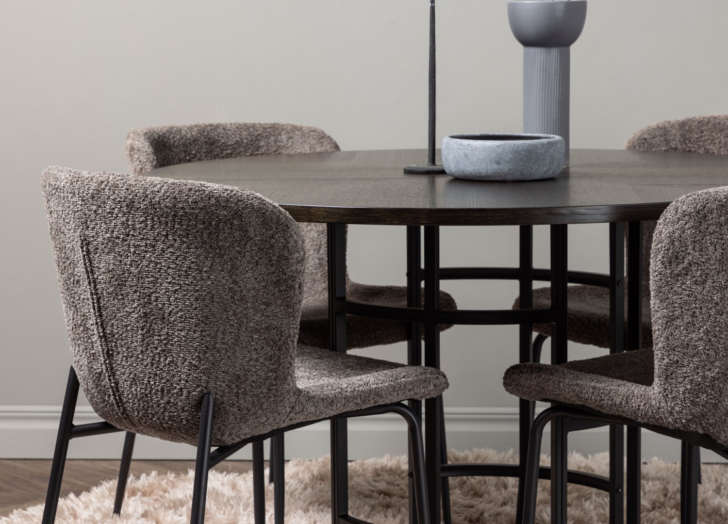 Table ronde Copenhagen et 4 chaises Modesto présentées dans un intérieur contemporain