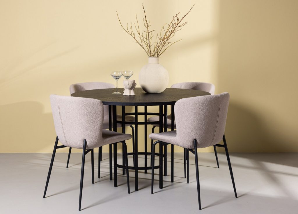 Ensemble table à manger ronde Copenhagen avec 4 chaises Modesto dans une salle à manger