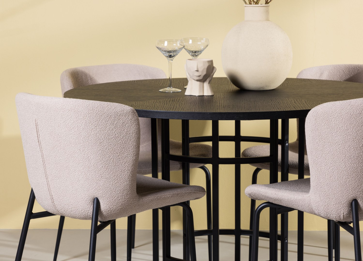 Table ronde Copenhagen et 4 chaises Modesto présentées dans un intérieur contemporain